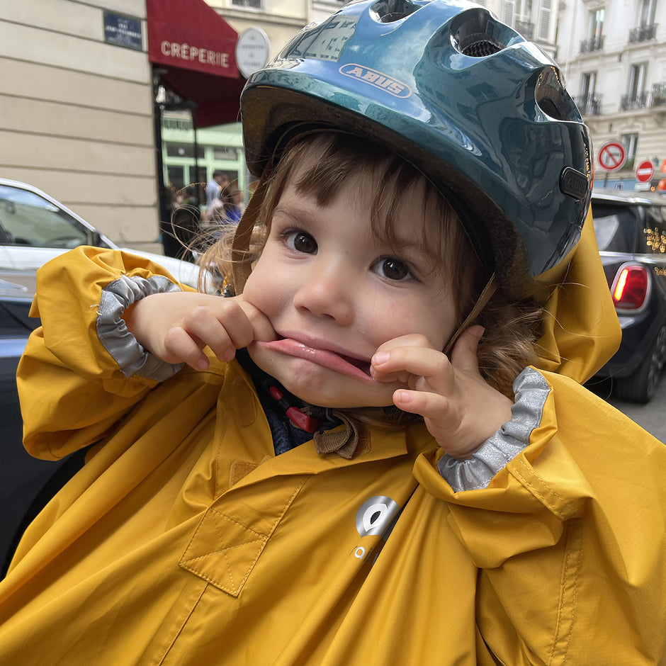 Sunnybaby 14490 Cape de pluie à capuche pour siège vélo pour enfant Avec  manches et bandes réfléchissantes Peut se porter avec un casque de  protection Noir : : Sports et Loisirs