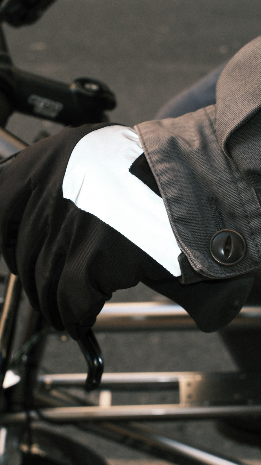 Gants noirs réfléchissants