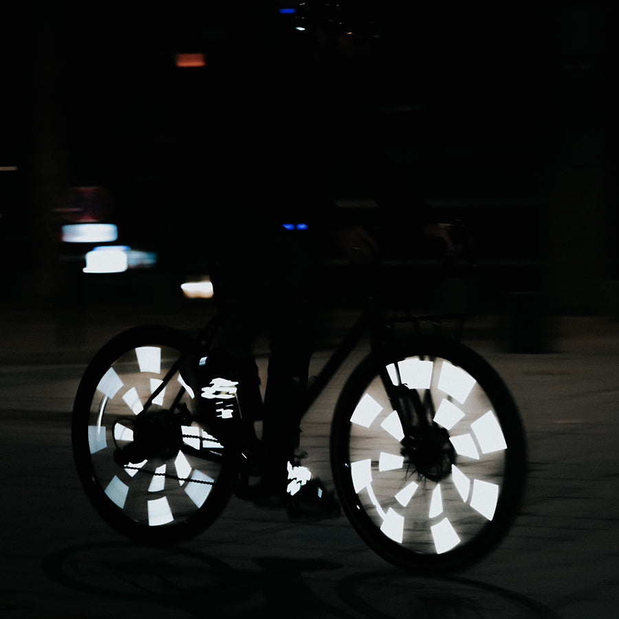 Roue De Vélo Aux Couleurs Vives Avec Un Rayon Lumineux Et Un Cadre Noir Ai  Génératif